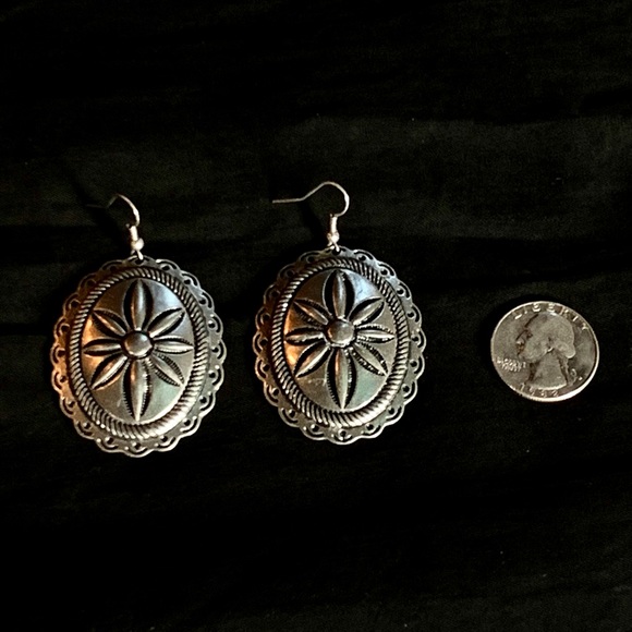 ⚙️3For$30⚙️ NEW Western Concho Flower Earrings - Picture 4 of 4